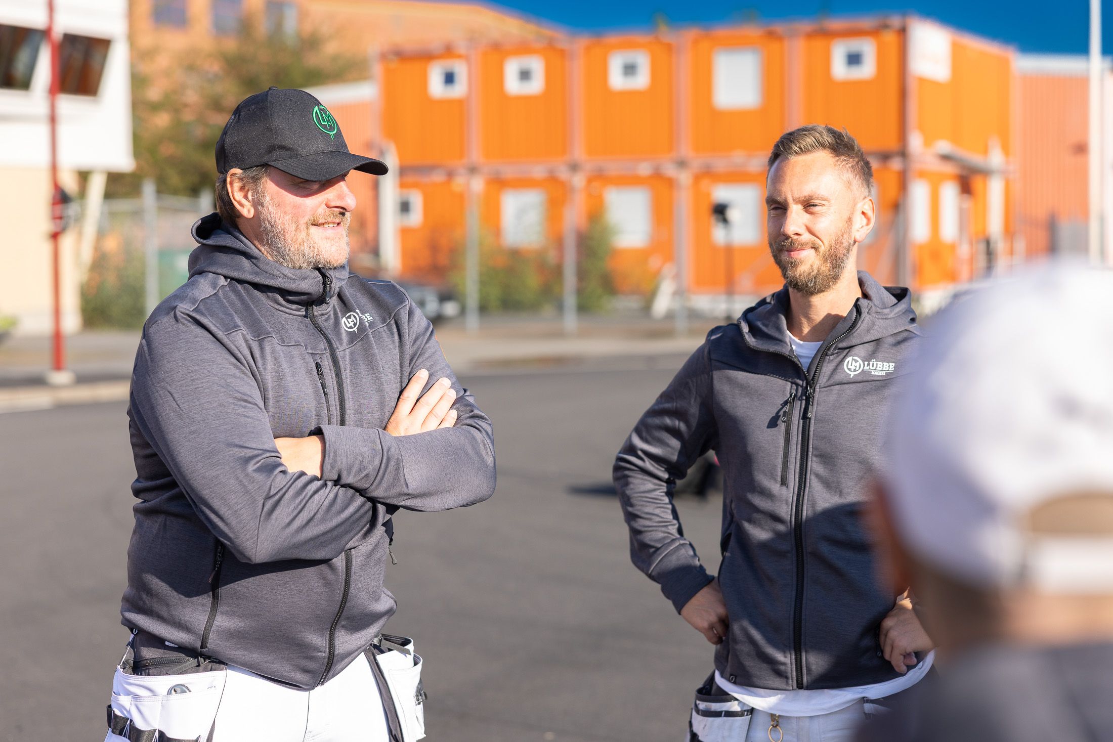 Robin och en kollega i samtal